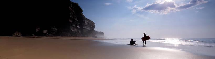 冲浪,两个人,站,坐,横图,全景,室外,白天,锻炼,运动,日光,葡萄牙,冲浪板,云,拿着,风景,天空,自然,摄影,剪影,水上运动,新特拉,体育,海滩,彩图,健身,冲浪运动