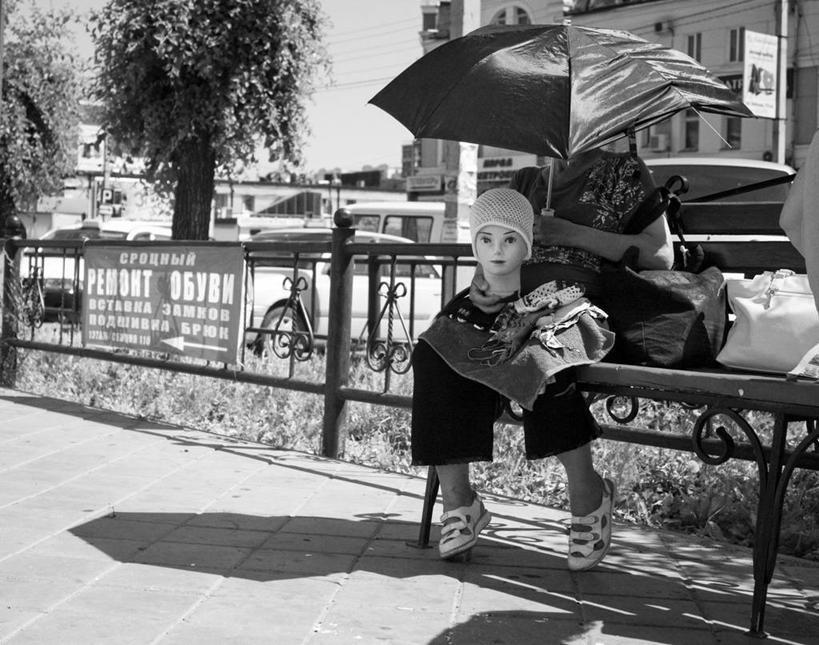成年人,老年人,一个人,坐,横图,黑白,室外,白天,商务,建筑,帽子,俄罗斯,仅一个女性,仅一个人,阴影,伞,长椅,拿着,休闲装,零售,摄影,仅一个老年女性,保护,部分,贩卖,老年女性,女人,女性,商人