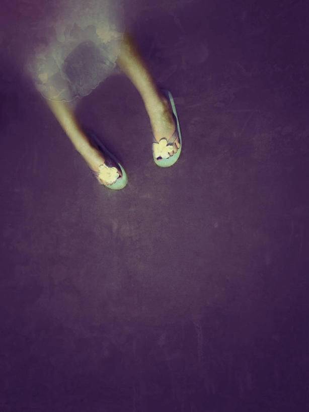 成年人,腿,一个人,竖图,神秘,美国,仅一个女性,花纹,紫色背景,拖鞋,人体,摄影,部分,新泽西,四肢,想法,彩图,影棚拍摄