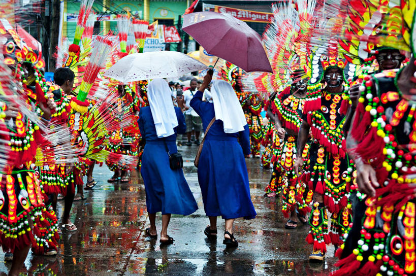 成年人,两个人,横图,室外,白天,菲律宾,表演,庆祝,伞,首都,许多人,拿着,一群人,摄影,保护,中国文化,男人,女人,修女,步行,彩图,传统文化,传统节日