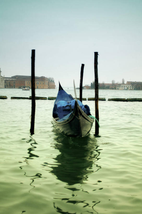 无人,竖图,室外,白天,建筑,船,意大利,威尼斯,停靠,反射,十字架,柱子,交通工具,运输,摄影,运河,舟,停泊,载具,缆绳,意大利文化,系船柱,缆绳桩,缆绳柱,系缆桩,彩图