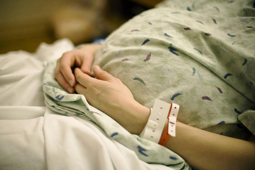 成年人,一个人,母亲,横图,室内,白天,美国,仅一个女性,毯子,怀孕,放松,摄影,部分,手术服,腕带,俄亥俄州,仰卧,彩图