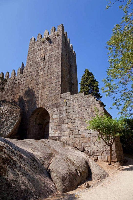 无人,竖图,室外,白天,建筑,葡萄牙,城堡,拱门,历史,树,天空,地标建筑,摄影,米尼奥,岩石,彩图