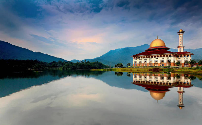 无人,横图,室外,白天,湖,山,建筑,马来西亚,对称,反射,云,历史,草,树,风景,天空,自然,摄影,宗教,宁静,伊斯兰教,圆顶建筑,清真寺,雪兰莪州,彩图