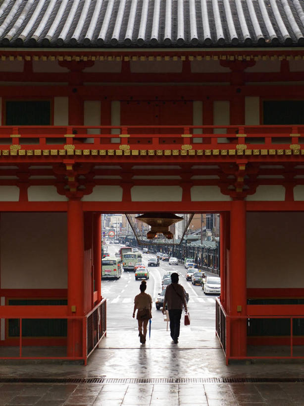 成年人,两个人,竖图,室外,白天,城市,街道,汽车,日本,日本文化,大门,背面,下车,摄影,宗教,佛教,京都府,离开,神殿,京都市,男人,女人,步行,彩图