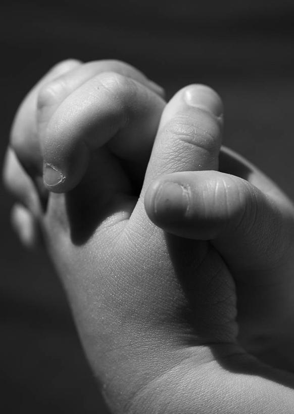 儿童,手,一个人,握手,竖图,黑白,室内,白天,纯洁,挪威,首都,可爱,童年,童趣,人体,摄影,部分,童真,烂漫,无邪,奥斯陆,天真,信任,搀手,拉手,手拉手,手握手