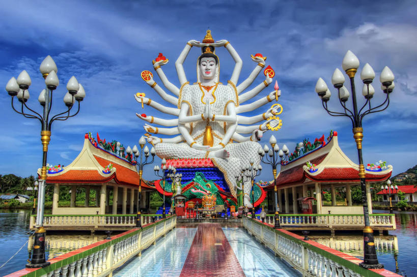 无人,栏杆,横图,室外,白天,水,建筑,雕塑,泰国,反射,标志,雕像,符号,屋顶,云,历史,标识,佛,天空,地标建筑,摄影,佛教,苏梅岛,性别符号,美术工艺,彩图,男性符号,传统文化