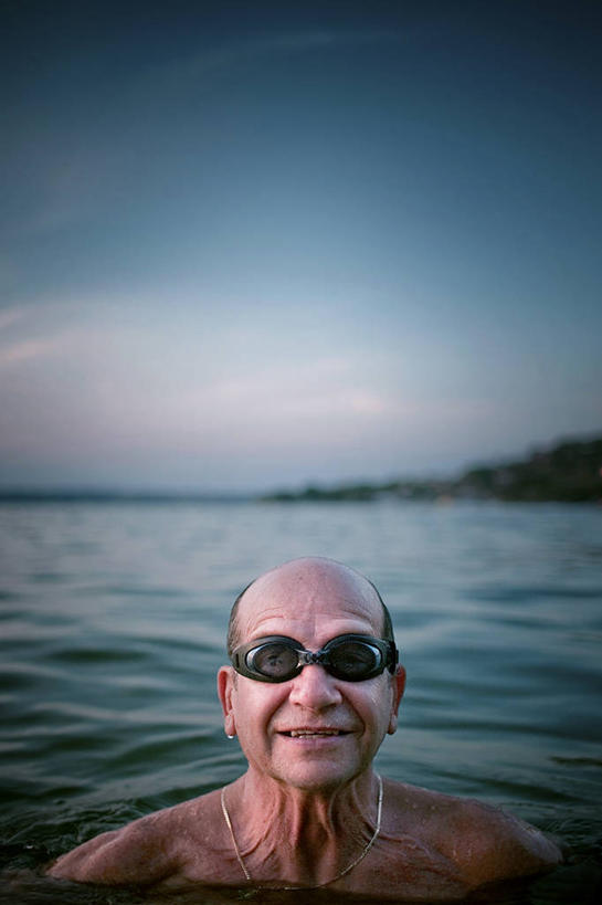 游泳,西方人,成年人,老年人,脸,头,脸颊,一个人,微笑,竖图,室外,特写,白天,正面,度假,满意,幸福,湖,墨西哥,欧洲,欧洲人,仅一个男性,仅一个人,眼镜,泳镜,云,裸露,肩膀,天空,游泳眼镜,仅一个老年男性,乐趣,摄影,享乐,拉丁美洲,肖像,裸,莫雷洛斯州,老年男性,男人,男性,白种人,头部,脸部,脸蛋,面部,休闲活动,彩图,发际线后移,晕影