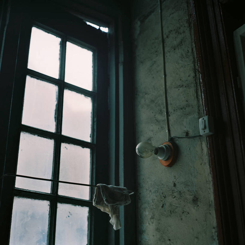 无人,家庭,方图,室内,白天,建筑,上海,温暖,温馨,一家人,摄影,肮脏,和睦,电灯泡,窗框,贫穷,邋遢,龌龊,污秽,破败,彩图,融洽