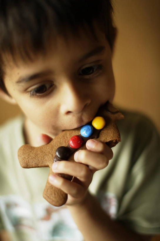 西方人,儿童,脸,头,脸颊,一个人,吃,竖图,室内,特写,正面,纯洁,欧洲,新西兰,欧洲人,仅一个男性,仅一个人,曲奇,拿着,饮食,肩膀,小孩,甜食,仅一个小孩,可爱,童年,童趣,摄影,享乐,童真,烂漫,无邪,天真,男孩,男人,男性,白种人,印度人,孩子,头部,脸部,脸蛋,面部,彩图,羌饼,男生