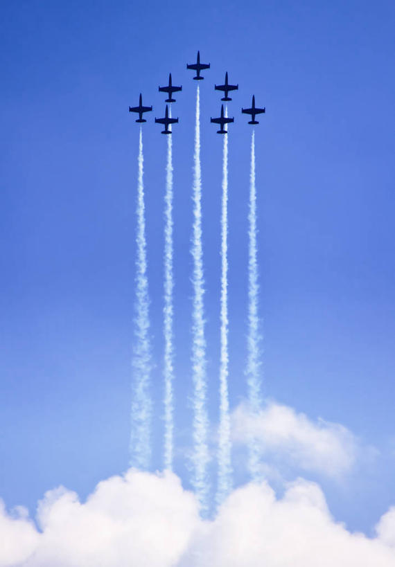 无人,竖图,室外,仰视,锻炼,快乐,比赛,运动,竞争,西班牙,巴塞罗那,表演,蒸汽,云,半空,娱乐,飞,排列,天空,休闲,摄影,体育运动,体育,彩图,低角度拍摄,健身