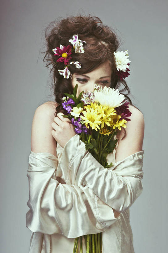 西方人,成年人,一个人,站,竖图,特写,正面,时尚,欧洲,美国,欧洲人,仅一个年轻女性,仅一个女性,仅一个人,灰色背景,拿着,注视,花束,观察,看,思考,摄影,观看,察看,北美,高雅,北美洲,关注,清新,美洲,北亚美利加洲,亚美利加洲,俄克拉何马,俄克拉何马州,俄克拉荷马州,奥克拉荷马,抢先之州,年轻女性,女人,女性,白种人,年轻人,半身,彩图,影棚拍摄,美利坚合众国,俄克拉荷马市