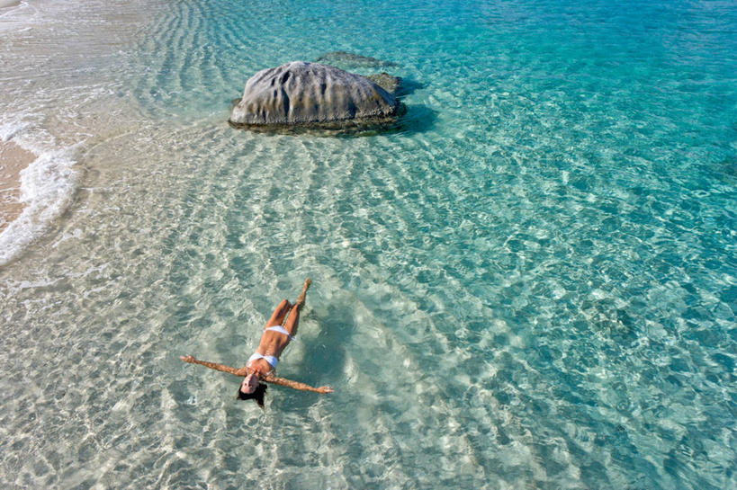 成年人,中年人,一个人,横图,室外,白天,比基尼,度假,海浪,加勒比海,仅一个女性,仅一个人,漂浮,仅一个中年女性,大西洋,放松,摄影,宁静,享乐,法属玻利尼西亚,女人,女性,中年女性,岩石,休闲活动,彩图,法国海外领土,白日梦