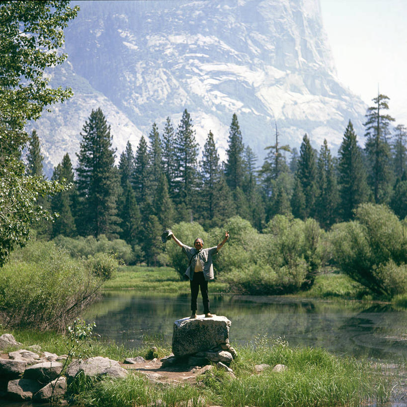 成年人,老年人,一个人,站,方图,室外,白天,正面,旅游,度假,自由,幸福,湖,美景,森林,山,美国,仅一个男性,仅一个人,景观,娱乐,树,自然,仅一个老年男性,享受,休闲,景色,放松,摄影,宁静,享乐,加利福尼亚,自然风光,优胜美地国家公园,镜湖,老年男性,男人,男性,中国人,岩石,休闲活动,彩图