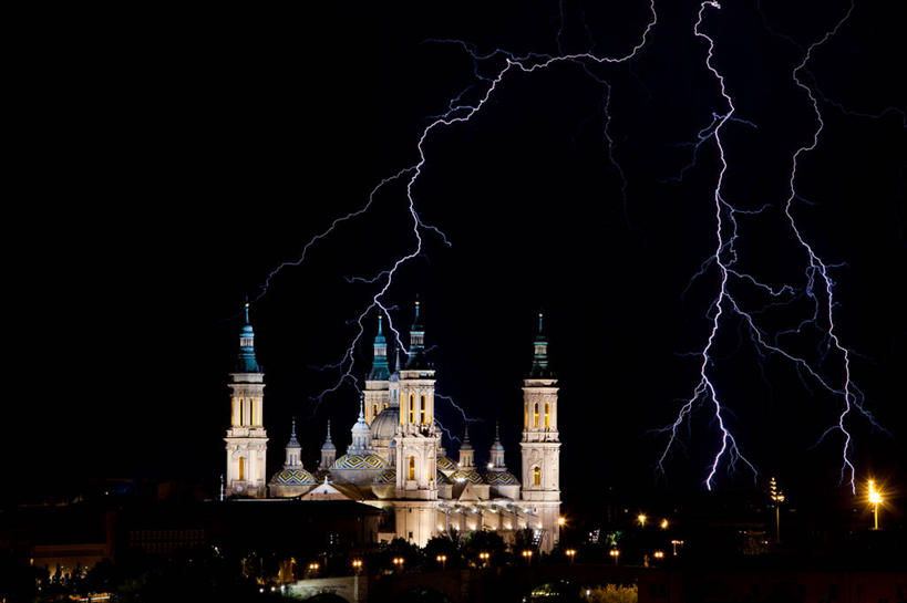 无人,教堂,横图,俯视,室外,夜晚,闪电,西班牙,欧洲,天气,摄影,宗教,照亮,宗教建筑,南欧,西班牙王国,雷雨,阿拉贡,阿拉贡自治区,萨拉戈萨,萨拉戈萨省,彩图,高角度拍摄,大教堂
