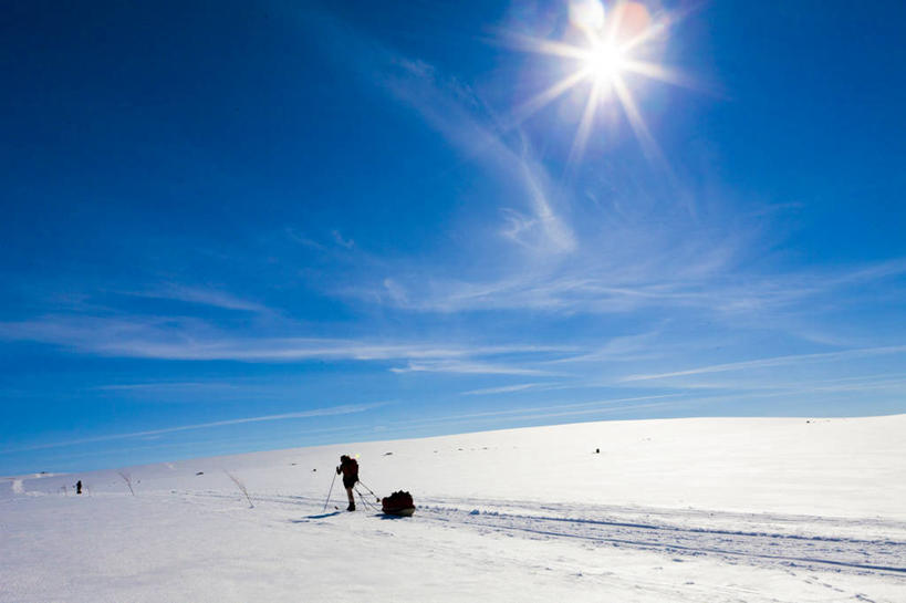 两个人,拉,横图,室外,白天,镜头眩光,太阳,雪,挪威,欧洲,地形,云,冬天,拿着,休闲装,天空,自然,寒冷,摄影,斯堪的纳维亚,北欧,斯堪的那维亚,斯堪的那维亚半岛,斯堪的纳维亚半岛,挪威王国,霍达兰郡,完美,霍达兰,冒险,彩图,横越
