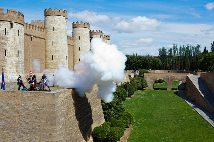 宫殿,横图,室外,白天,安全,建筑,旗帜,西班牙,欧洲,士兵,云,防护,历史,草,树,天空,炮,烟,摄影,保护,军人,南欧,保险,西班牙王国,保全,周全,安稳,安定,战役,阿拉贡,阿拉贡自治区,萨拉戈萨,萨拉戈萨省,平安,彩图,锦衣卫,禁军,禁卫军,御林军