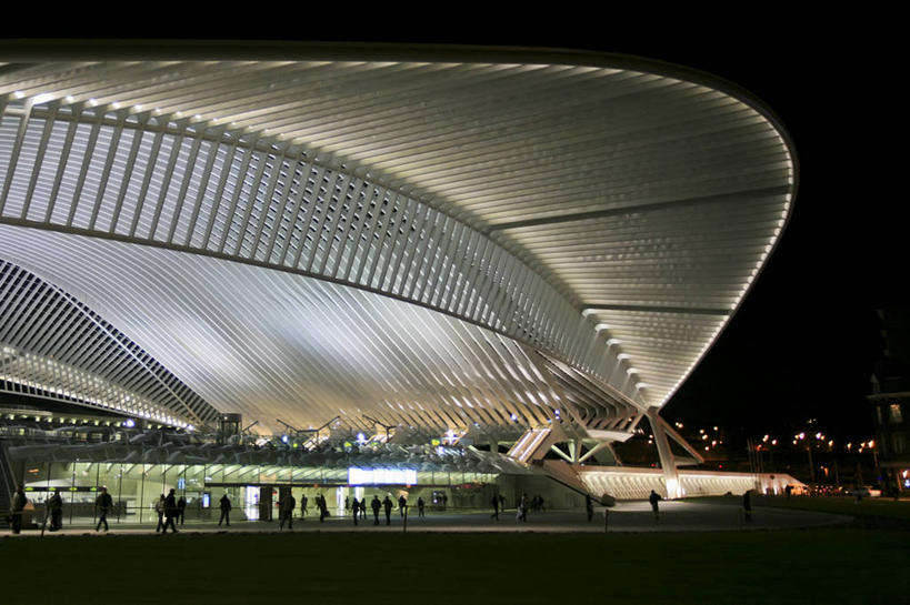 横图,室外,夜晚,城市,建筑,车站,比利时,站台,现代,月台,摄影,照亮,式样,彩图,列日