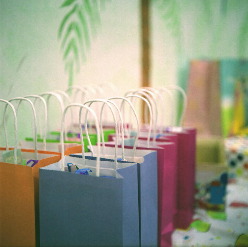 无人,横图,室内,特写,礼物,美国,一排,整齐,纸袋,排列,把手,摄影,多样,惊奇,队列,彩图