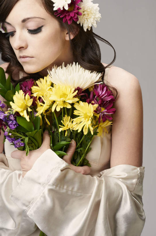 西方人,成年人,脸,头,脸颊,睫毛,一个人,站,竖图,特写,晚礼服,欧洲,美国,欧洲人,仅一个年轻女性,仅一个女性,仅一个人,米色背景,服装,正装,丝绸,注视,肩膀,花,衣服,花束,观察,看,思考,假睫毛,握紧,人体,摄影,服饰,多样,观看,察看,衣着,穿着,关注,清新,悲哀,衣饰,年轻女性,女人,女性,白种人,年轻人,头部,脸部,脸蛋,面部,彩图,影棚拍摄,晚宴服,舞会服,洋服,洋装,夜礼服,俄克拉荷马市