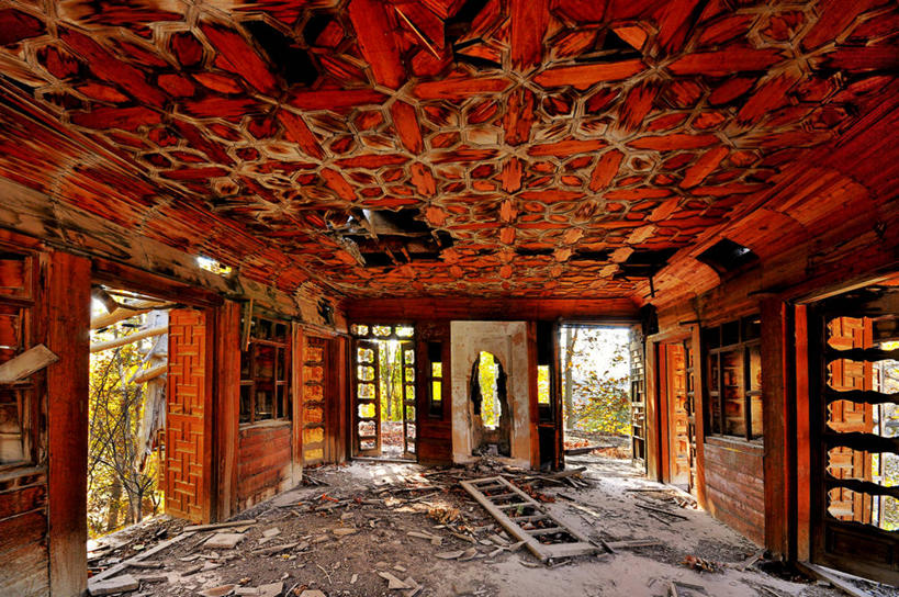 无人,横图,室内,白天,天花板,建筑,伊朗,废弃,破碎,凌乱,历史,破坏,破损,红色,摄影,肮脏,报废,粉碎,损坏,腐烂,废物,中东,下降,毁坏,丢弃,抢劫,放弃,抛弃,摧毁,邋遢,龌龊,污秽,式样,摈弃,破败,伊斯法罕,彩图,屏弃,摈斥,摒除,波斯文化