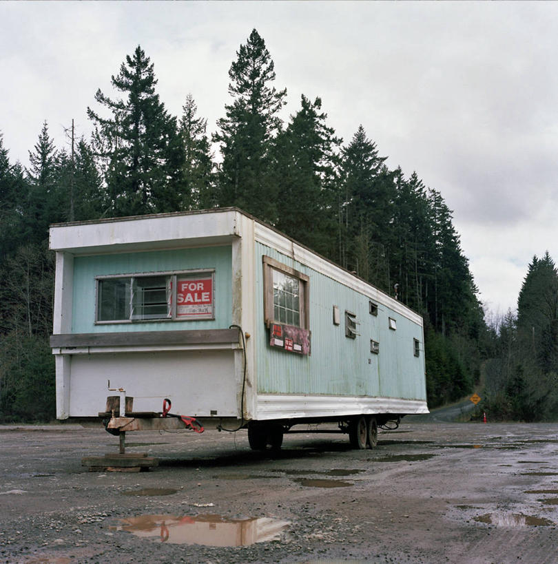 无人,竖图,室外,白天,美景,森林,松树,美国,景观,车,树,自然,交通工具,景色,运输,摄影,自然风光,载具,露营,野营,房车,华盛顿州,宿营,破败,露营车,彩图,拖挂式房车