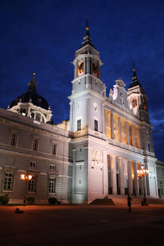 竖图,室外,夜晚,建筑,西班牙,首都,天空,马德里,摄影,照亮,基督教,宗教建筑,彩图,大教堂,圣玛丽亚