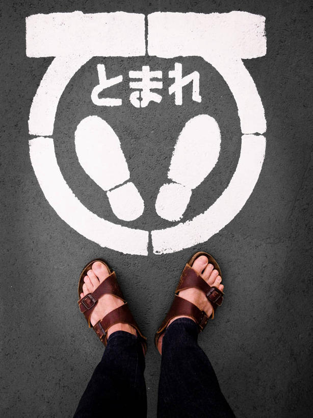 成年人,腿,一个人,竖图,俯视,室外,白天,通讯,指示牌,鞋子,东京,日本,仅一个男性,日本文化,日文,标志,路标,文字,字符,鞋印,字母,首都,标识,人体,摄影,指导,部分,四肢,彩图,高角度拍摄