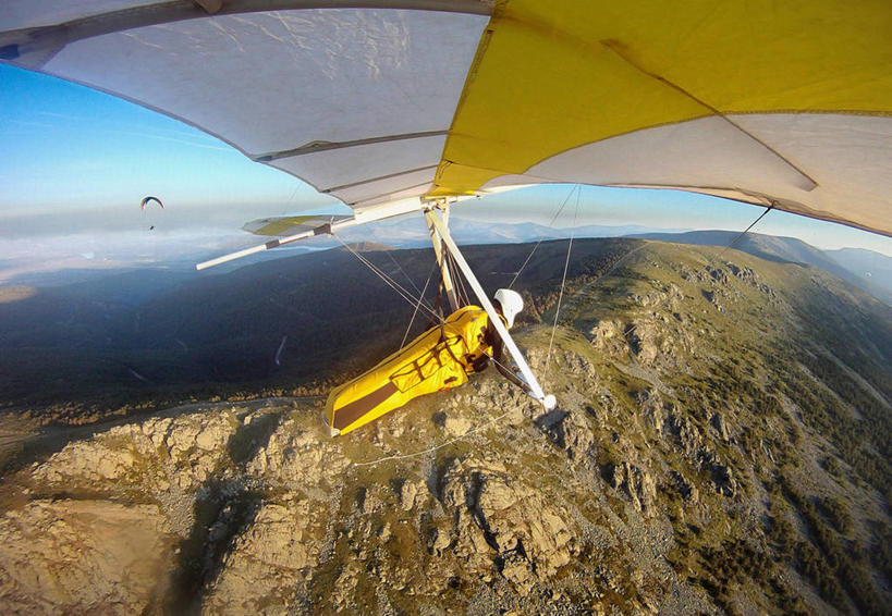 成年人,中年人,老年人,一个人,横图,俯视,航拍,室外,白天,侧面,自由,风险,运动,西班牙,仅一个男性,仅一个人,仅一个中年男性,地形,半空,极限运动,飞,滑翔机,滑翔,摄影,鸟瞰,挑战,塞戈维亚,冒险,危险,男人,男性,中年男性,休闲活动,彩图,高角度拍摄