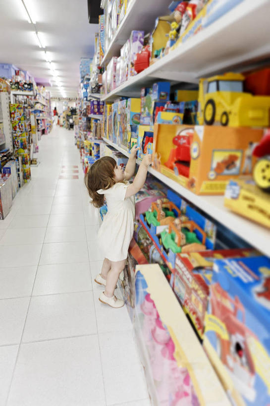 西方人,儿童,一个人,商店,竖图,室外,白天,纯洁,消费,玩具,西班牙,欧洲,巴塞罗那,欧洲人,仅一个女性,仅一个人,许多,丰富,很多,休闲装,架子,小孩,仅一个小孩,可爱,零售,童年,童趣,摄影,砖地,挑选,选择,童真,玩具店,烂漫,无邪,天真,玩具车,女孩,女人,女性,白种人,孩子,彩图,女生,巴塞罗那省