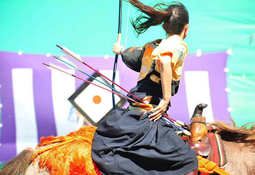 成年人,一个人,横图,室外,白天,马,日本,仅一个女性,骑马,日本文化,箭,摄影,箭术,典礼,青森县,半身,彩图,传统服装,乱发