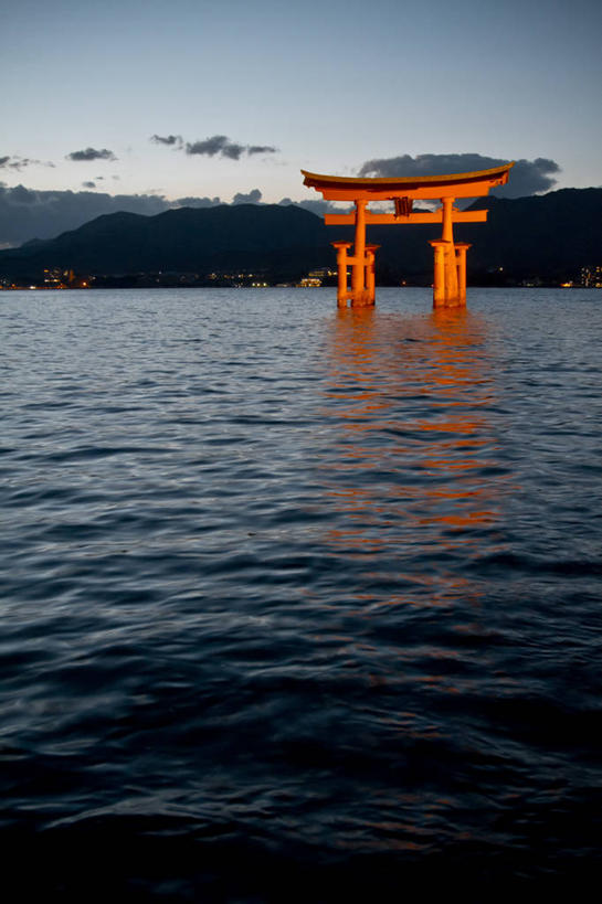 无人,竖图,室外,海洋,山,日本,日本文化,反射,大门,鸟居,云,红色,天空,自然,黄昏,摄影,宗教,神殿,彩图,宫屿