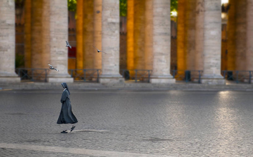 成年人,一个人,横图,室外,白天,侧面,建筑,野生动物,意大利,仅一个女性,三只,鸟类,柱子,首都,数码合成,飞,摄影,宗教,意大利文化,梵蒂冈城,梵蒂冈城国,步行,彩图