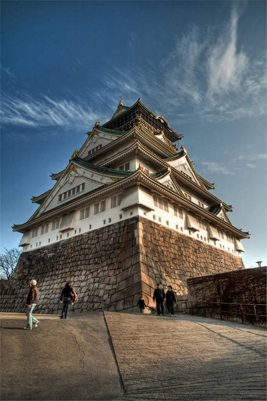 成年人,竖图,室外,白天,建筑,日本,五个人,日本文化,城堡,云,人行道,历史,石墙,天空,摄影,天守阁,大阪府,男人,女人,彩图