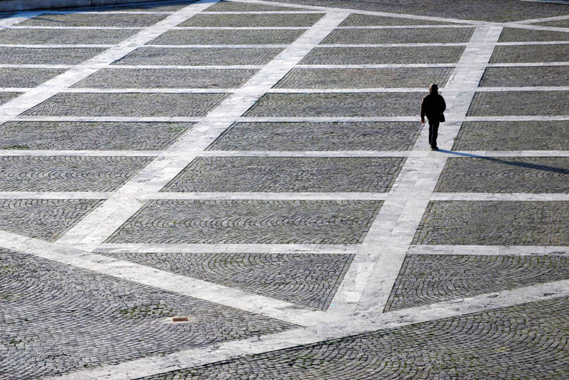 一个人,横图,室外,白天,寂寞,意大利,欧洲,路标,人行道,休闲装,背面,摄影,南欧,意大利共和国,利古里亚,写实,利古里亚大区,步行,彩图,拉斯佩齐亚省