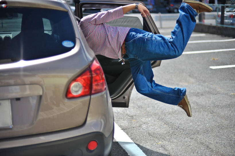 成年人,一个人,跳,横图,室外,白天,汽车,日本,仅一个男性,漂浮,休闲装,运输,摄影,幽默,冈山县,彩图