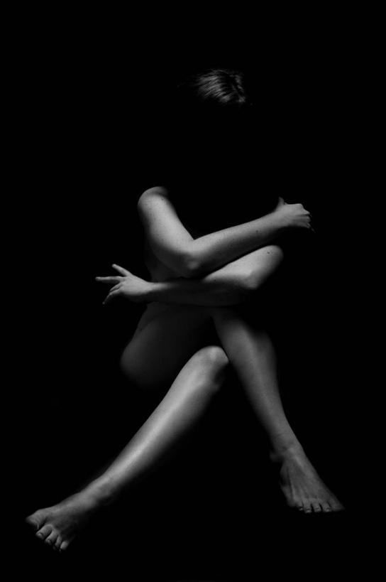 成年人,裸体,一个人,坐,竖图,正面,性感,美国,仅一个年轻女性,仅一个女性,仅一个人,黑色背景,二郎腿,摄影,密苏里,年轻女性,女人,女性,年轻人,彩图,影棚拍摄,独处