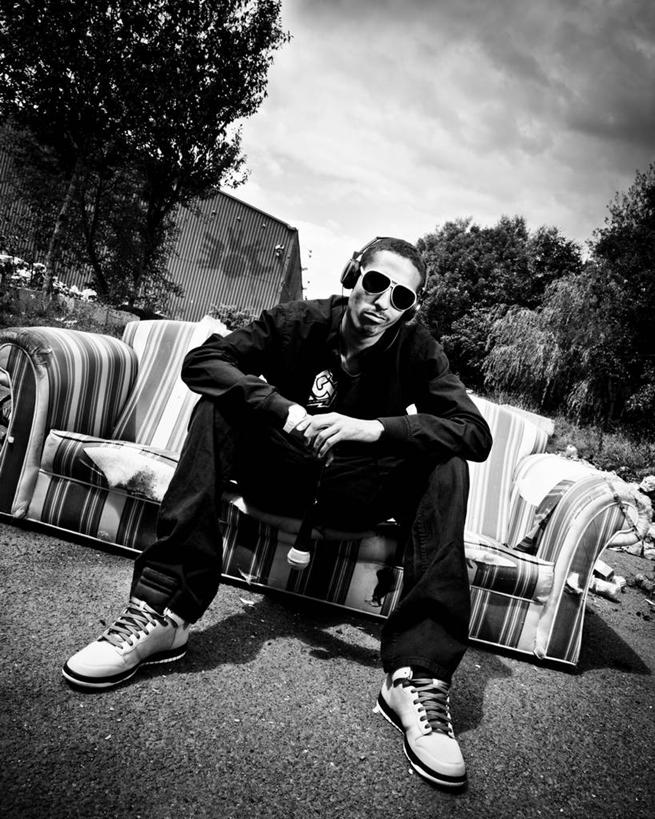 成年人,一个人,坐,竖图,黑白,室外,白天,正面,异乎寻常,技术,沙发,街道,日光,英国,仅一个男性,仅一个人,云,音乐,听,休闲装,树,仅一个年轻男性,天空,耳机,太阳镜,摄影,帆布鞋,普利茅斯,男人,男性,年轻男性,年轻人,休闲活动