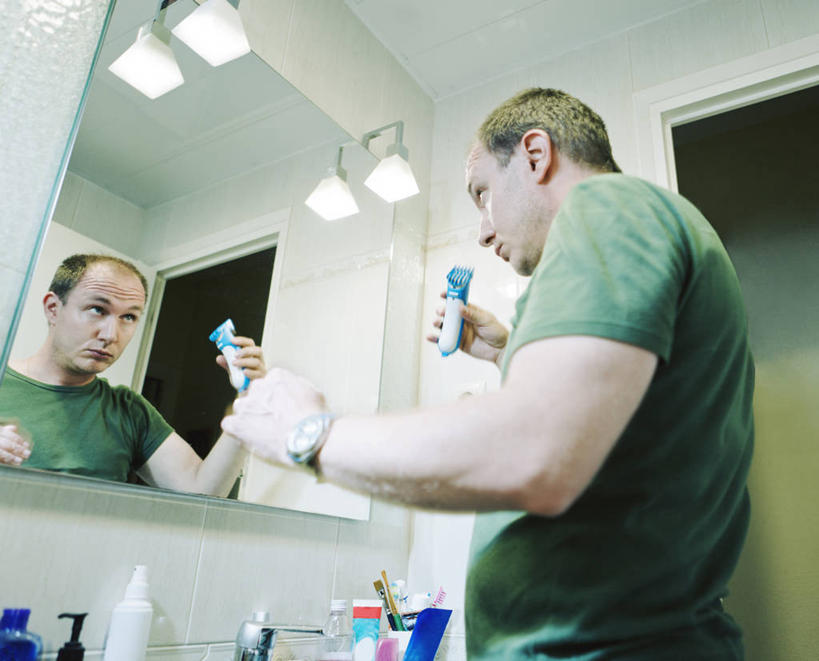 西方人,成年人,中年人,一个人,站,横图,室内,镜子,浴室,西班牙,欧洲,巴塞罗那,欧洲人,仅一个男性,仅一个人,仅一个中年男性,准备,反射,水龙头,拿着,休闲装,灯,向上看,摄影,腕表,卫生,专心,关爱,电动剃须刀,男人,男性,中年男性,白种人,半身,彩图