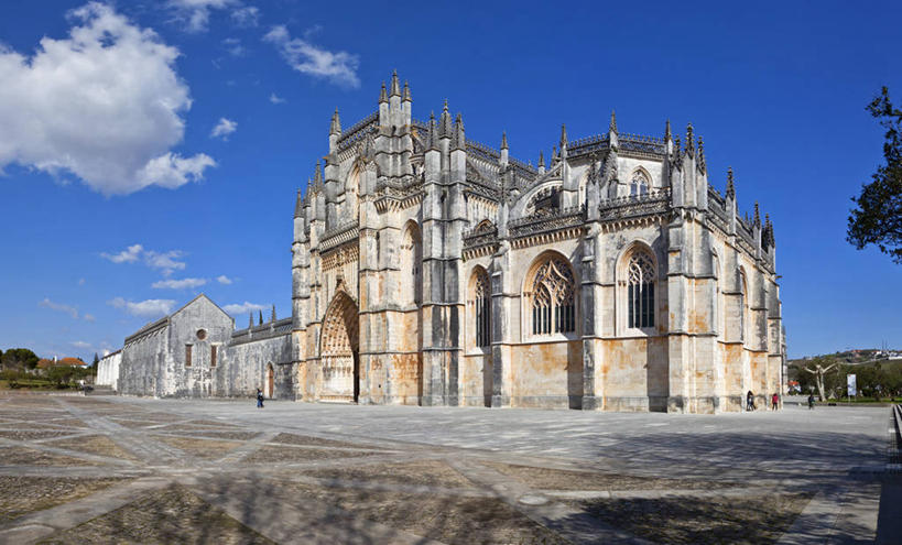 横图,室外,白天,建筑,葡萄牙,云,历史,树,天空,摄影,宗教,宗教建筑,修道院,巴塔利亚修道院,彩图,巴塔利亚