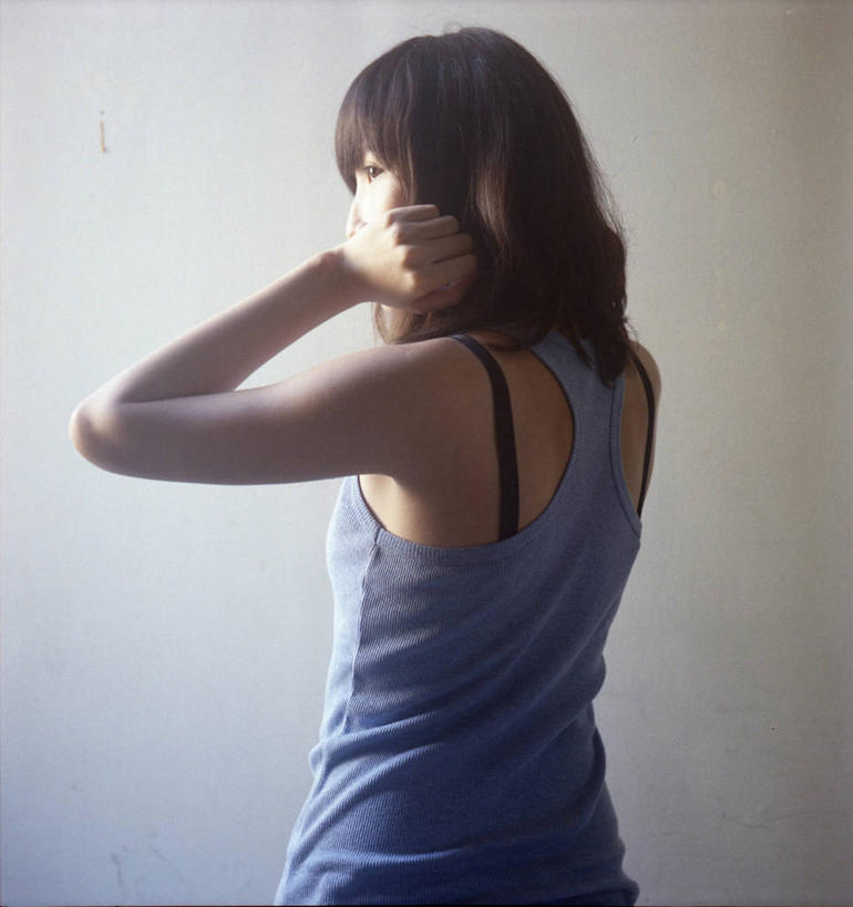 成年人,一个人,站,竖图,室内,白天,台湾,仅一个年轻女性,仅一个女性,仅一个人,蓝色,思考,摄影,年轻女性,女人,女性,中国人,年轻人,上装,半身,彩图