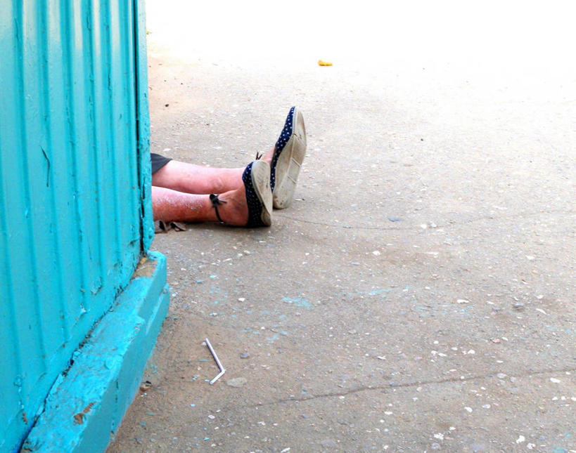 成年人,老年人,一个人,躺,横图,室外,白天,街道,路,鞋子,乌克兰,仅一个女性,仅一个人,蓝色,休息,放松,人体,摄影,仅一个老年女性,隐藏,恶作剧,四肢,无忧无虑,老年女性,女人,女性,彩图,哈尔科夫