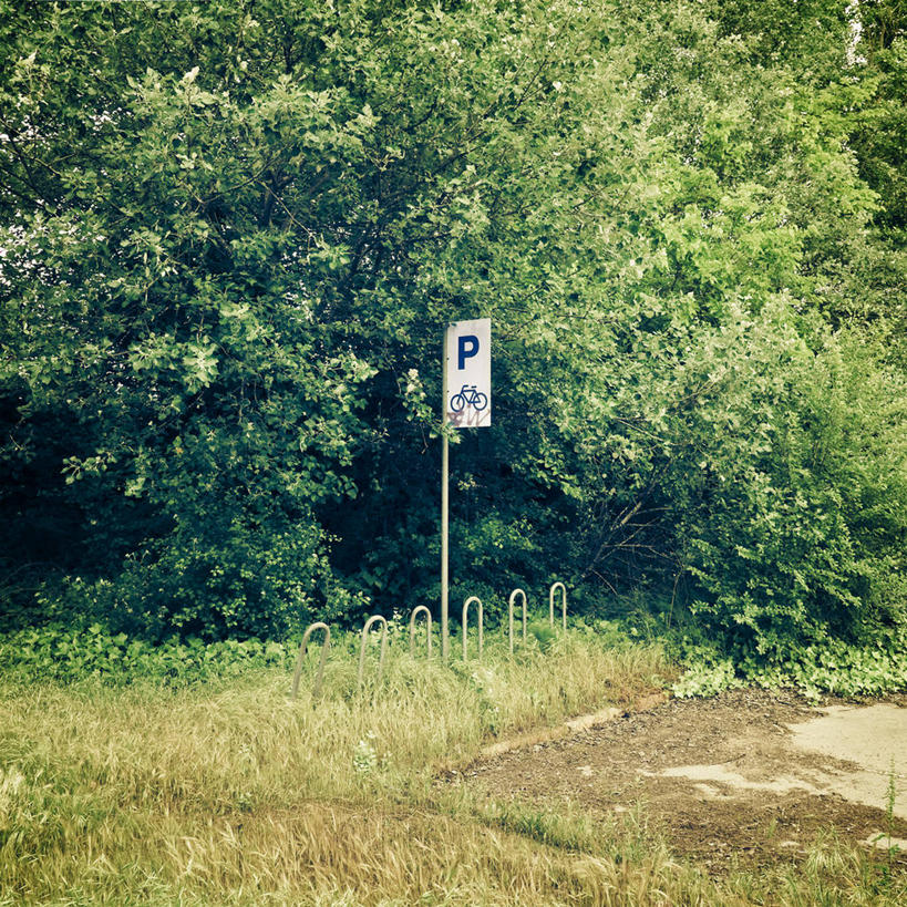 无人,方图,室外,白天,通讯,指示牌,自行车,西班牙,巴塞罗那,标志,文字,杆,标识,草,树,自然,摄影,指导,发短信,加泰隆尼亚,交通标志,彩图