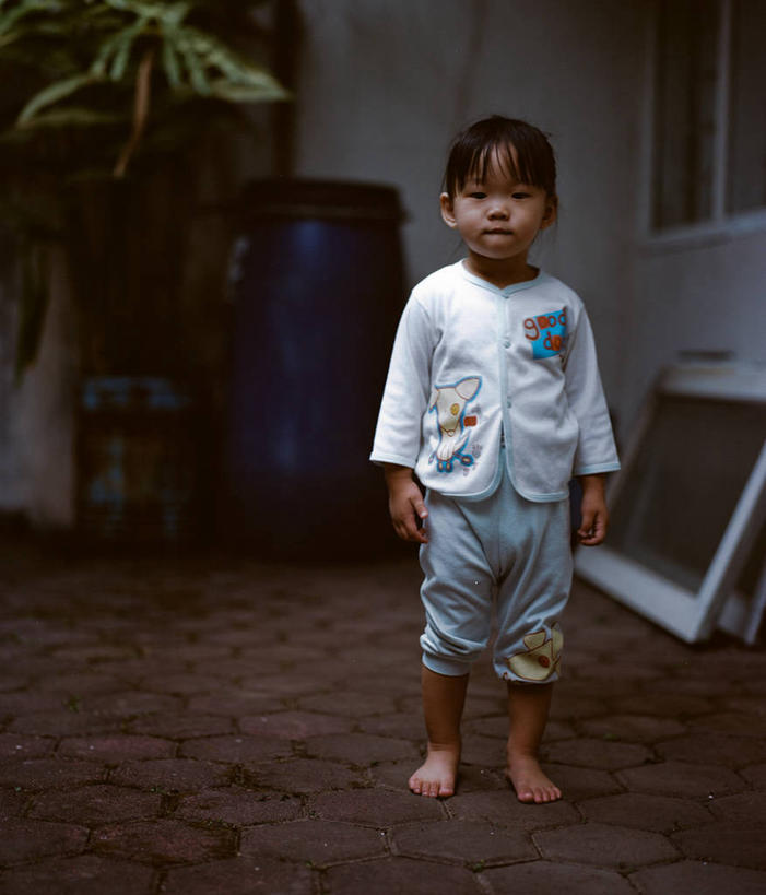 婴儿,儿童,一个人,站,竖图,室外,白天,正面,纯洁,地板,印度尼西亚,仅一个人,休闲装,小孩,可爱,童年,摄影,活泼,宝宝,肖像,纯真,烂漫,无邪,西爪哇,伶俐,天真,中国人,孩子,彩图,万隆