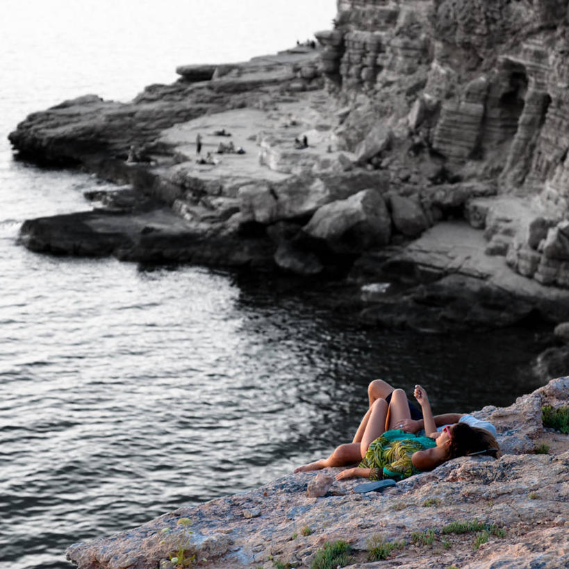 成年人,两个人,躺,方图,室外,水,西班牙,浪漫,休闲装,天空,自然,黄昏,摄影,异性恋,伊比沙岛,男人,女人,岩石,彩图,爱