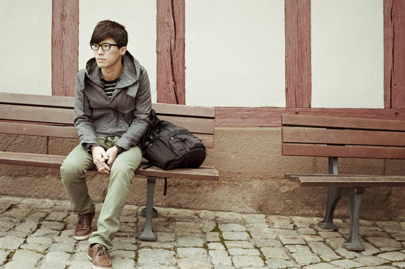 成年人,一个人,坐,横图,室外,白天,窗户,鞋子,德国,仅一个男性,仅一个人,木制,包,长椅,休闲装,仅一个年轻男性,摄影,茄克,男人,男性,年轻男性,亚洲人,中国人,年轻人,彩图