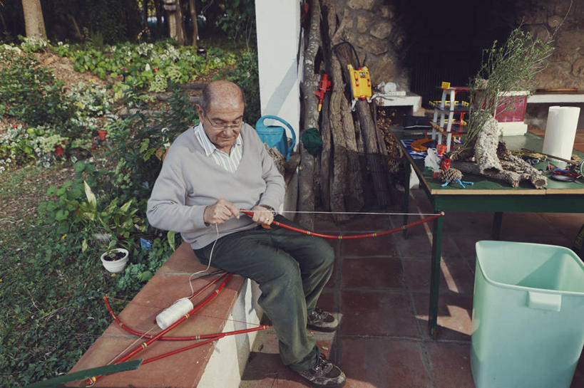 成年人,老年人,一个人,坐,横图,正面,阳台,桌子,西班牙,巴塞罗那,仅一个男性,仅一个人,捆扎,准备,艺术,工作,眼镜,拿着,注视,休闲装,草,树,观察,看,做,仅一个老年男性,摄影,观看,察看,关注,美术工艺,老年男性,男人,男性,休闲活动,彩图,发际线后移