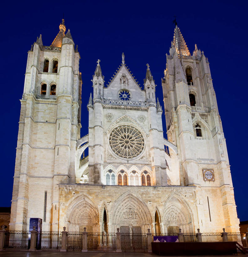 无人,教堂,栏杆,竖图,室外,夜晚,建筑,西班牙,摄影,宗教,照亮,万里无云,莱昂省,彩图,大教堂