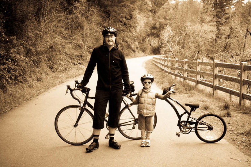 西方人,儿童,成年人,中年人,两个人,家庭,父亲,女儿,栏杆,站,横图,阶调图片,室外,白天,正面,纯洁,自行车,欧洲,美国,欧洲人,连接,头饰,拿着,休闲装,树,小孩,温暖,温馨,一家人,可爱,童年,童趣,摄影,和睦,享乐,加利福尼亚,肖像,童真,烂漫,无邪,自行车头盔,天真,女孩,女性,中年男性,白种人,孩子,彩图,单行道,融洽