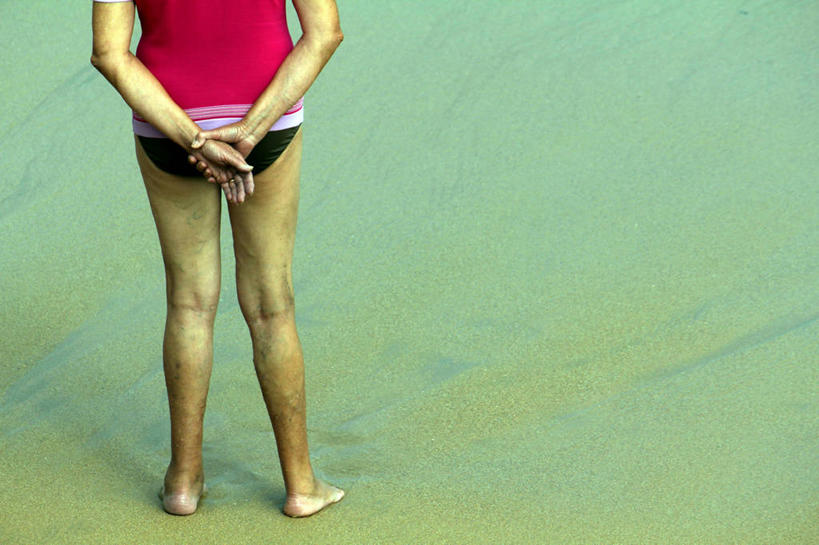 成年人,老年人,一个人,站,横图,室外,白天,泳装,度假,西班牙,仅一个女性,仅一个人,沙子,摄影,仅一个老年女性,享乐,背手,阿斯图里亚斯,老年女性,女人,女性,海滩,彩图,希洪